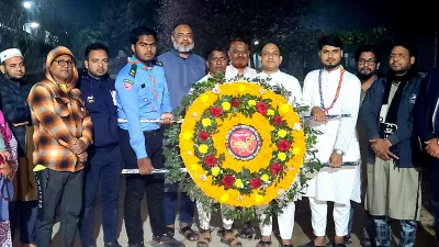 রাত ১২টা ১ মিনিটে উপজেলার কেন্দ্রীয় শহীদ মিনার ও সরকারি কলেজের শহীদ মিনার প্রাঙ্গণে সর্বস্তরের জনসাধারণ পুষ্পস্তবক ও ফুলের শ্রদ্ধাঞ্জলি অর্পণ করেন।