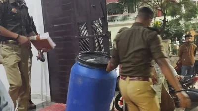 নীল ড্রামের মধ্যে বাবার টুকরো অংশ রাখে অভিযুক্ত ছেলে। ছবি সংগৃহীত 