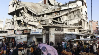 গাজার জাওইয়া বাজারে ধ্বংসস্তূপে পরিণত একটি ভবন। ছবি: এএফপি