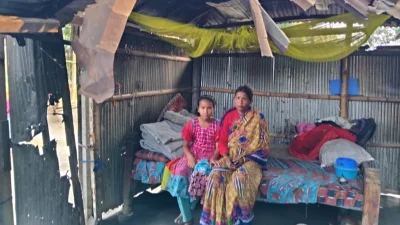ভাঙাচোরা বেড়ার ঘরে চল্লিশোর্ধ্ব ছবিতা বালা ও তার একমাত্র মেয়ের সংসার।। ছবি: ইত্তেফাক