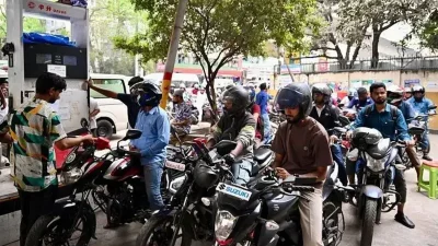 জ্বালানি তেল নিতে বাংলাদেশের এক ফিলিং স্টেশনে দীর্ঘ লাইন