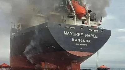 বুধবার থাইল্যান্ডের একটি পণ্যবাহী জাহাজ হরমুজ প্রণালি দিয়ে যাওয়ার সময়ে সেটির ওপরে হামলা হয়