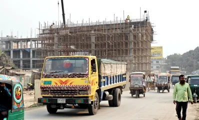 নির্মাণকাজের জন্য ব্যবহৃত এসকেভেটর, সিমেন্ট মিক্সার মেশিন, বালু, রড় ও পাথর পরিবহনের জন্য ট্রাক চলাচল করায় সড়কের কিছু অংশে প্রায়ই যানজট দেখা দেয়।