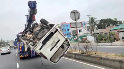 দুর্ঘটনা কবলিত মাইক্রোবাস। 
