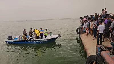 পদ্মায় ডুবে যাওয়া বাস উদ্ধারে কাজ করছে ফায়ার সার্ভিসের ডুবুরি দল। ছবি সংগৃহীত