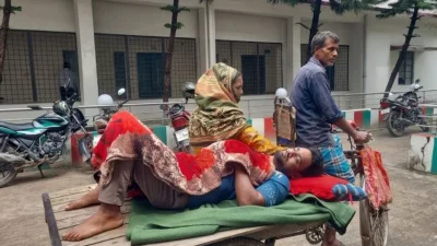 পেট ব্যাথা আর ডায়েরিয়ায় স্বাস্থ্য কমপ্লেক্সে চিকিৎসা নিতে আসেন উপজেলার বিমলপুর গ্রামের এক রোগী।