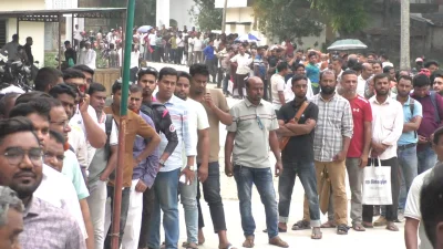 ফুয়েল কার্ড সংগ্রহে জন্য চুয়াডাঙ্গার বিভিন্ন উপজেলা পরিষদ চত্বরে দেখা যায় দীর্ঘ লাইন। ছবি: সংগৃহীত 