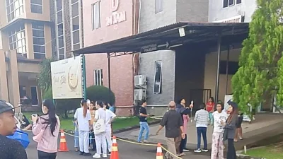 বাসিন্দারা আতঙ্কে বাড়ির বাইরে বেরিয়ে আসে 
