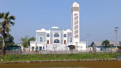 কুমিল্লার মনোহরগঞ্জ উপজেলা মডেল মসজিদ। ছবি: ইত্তেফাক