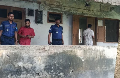  সোমবার দুপুরে পরিত্যক্ত কোয়ার্টারে অভিযান চালায় পুলিশ। ছবি: ইত্তেফাক 