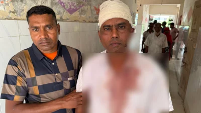 আহত সত্যেন্দ্রনাথ মাহাতোকে উপজেলা স্বাস্থ্য কমপ্লেক্সে নেওয়া হয়।