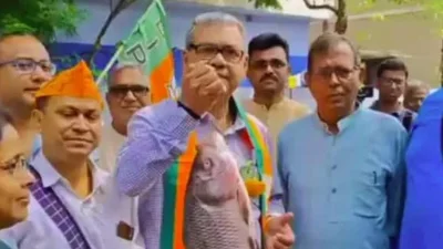 কাতলা মাছ হাতে বিজেপি প্রার্থী শারদ্বত মুখোপাধ্যায়।