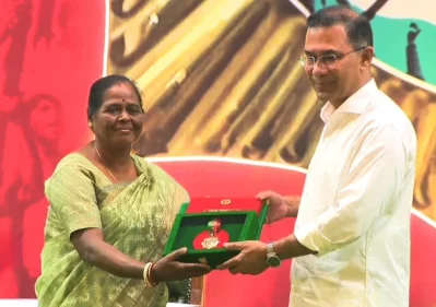 গণস্বাস্থ্য কেন্দ্রের সিনিয়র প্যারামেডিক বিউটি রানী সাহা প্রধানমন্ত্রীর হাত থেকে পুরস্কার নেন