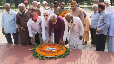 সরকারি আয়োজন না থাকলেও মুক্তিযোদ্ধা ও মুক্তিযোদ্ধা সন্তান সংসদ কমান্ডের পক্ষ থেকে মুজিবনগর স্মৃতিসৌধে জাতীর শ্রেষ্ট সন্তানদের প্রতি শ্রদ্ধা জানিয়ে পুষ্পার্ঘ অর্পণ করা হয়। ছবি: ইত্তেফাক