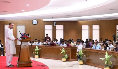 সরকারের উন্নয়ন কর্মকাণ্ড ও ভবিষ্যৎ পরিকল্পনার বিস্তারিত তুলে ধরছেন প্রধানমন্ত্রীর উপদেষ্টা ও প্রধানমন্ত্রীর কার্যালয়ের মুখপাত্র মাহদী আমিন। ছবি: পিএমও