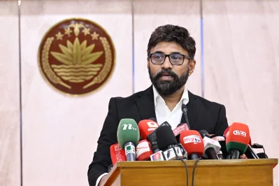 প্রধানমন্ত্রীর কার্যালয়ে সরকারের দুই মাস পূর্তিতে বিশেষ এক সংবাদ সম্মেলনে বক্তব্য রাখছেন প্রধানমন্ত্রীর প্রেস সচিব সালেহ শিবলী। ছবি: পিএমও