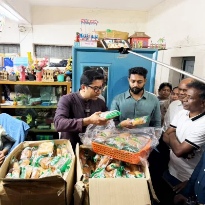 প্রাথমিক ও গণশিক্ষা প্রতিমন্ত্রীর নরসিংদীর একটি প্রাথমিক বিদ্যালয় পরিদর্শনকালে মিড-ডে মিল পরীক্ষা করছেন প্রাথমিক ও গণশিক্ষা মন্ত্রণালয়ের প্রতিমন্ত্রী ববি হাজ্জাজ। 