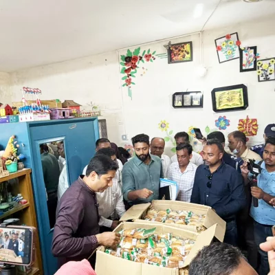 প্রাথমিক ও গণশিক্ষা প্রতিমন্ত্রীর নরসিংদীর একটি প্রাথমিক বিদ্যালয় পরিদর্শনকালে মিড-ডে মিল পরীক্ষা করছেন প্রাথমিক ও গণশিক্ষা মন্ত্রণালয়ের প্রতিমন্ত্রী ববি হাজ্জাজ। 