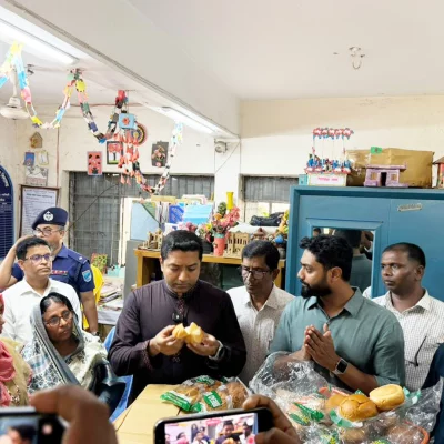 প্রাথমিক ও গণশিক্ষা প্রতিমন্ত্রীর নরসিংদীর একটি প্রাথমিক বিদ্যালয় পরিদর্শনকালে মিড-ডে মিল পরীক্ষা করছেন প্রাথমিক ও গণশিক্ষা মন্ত্রণালয়ের প্রতিমন্ত্রী ববি হাজ্জাজ। 