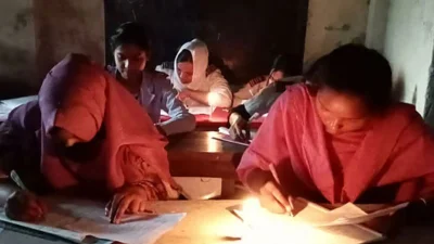 বিদ্যুৎ না থাকায় মোমবাতি জ্বালিয়ে পরীক্ষা দিচ্ছে এসএসসি পরীক্ষার্থীরা। ছবি: সংগৃহীত