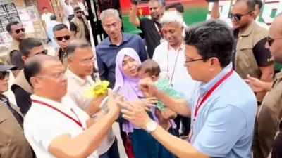 ফুল হাতে রাস্তায় দাঁড়িয়ে থাকা নিলিমা ও তার শিশু সন্তানকে বাস থেকে নেমে ডেকে নিয়েছিলেন তারেক রহমান।