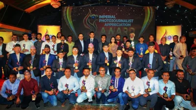ইম্পেরিয়াল হোটেল ইন্টারন্যাশনাল, গুলিস্তান, ঢাকায় আয়োজিত অনুষ্ঠানে একসঙ্গে ফ্রেমবন্দী হয়েছেন সম্মাননা পাওয়া বাংলাদেশ ও নেপালের পুরস্কারপ্রাপ্ত আলোকচিত্রীরা। ছবি ইত্তেফাক