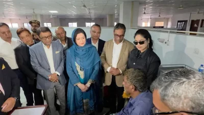 হাসপাতালে চিকিৎসাধীন রোগীদের খোঁজ-খবর নেন ডা. জুবাইদা রহমান। ছবি: সংগৃহীত