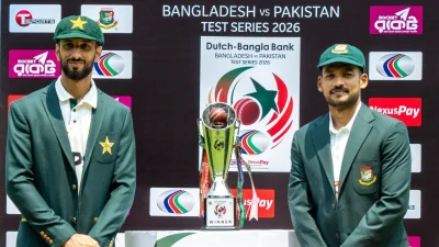 টেস্ট সিরিজের ট্রফি নিয়ে ফটোসেশনে পাকিস্তানের অধিনায়ক শান মাসুদ ও বাংলাদেশের অধিনায়ক নাজমুল হোসেন শান্ত