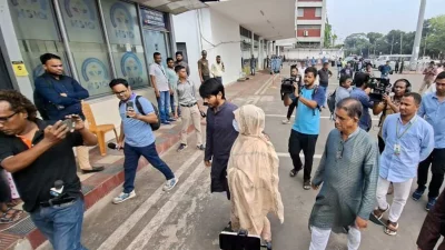 বিমানবন্দরে অপেক্ষারত স্বজনরা।