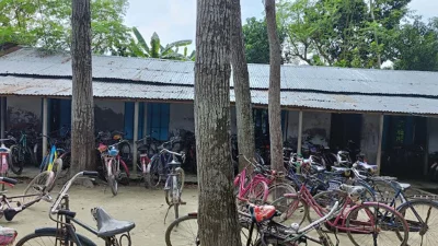 জরাজীর্ণ টিনশেড ঘরে জীবনের ঝুঁকি নিয়ে চলছে পাঠদান।