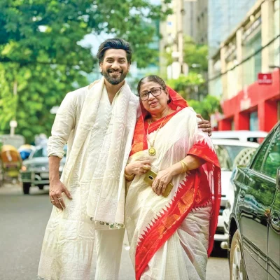 মায়ের সঙ্গে অভিনেতা সজল 