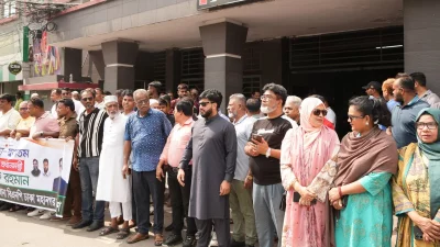 প্রধানমন্ত্রী তারেক রহমানকে সড়কে দাঁড়িয়ে অভ্যর্থনা জানাচ্ছেন মুক্তিযুদ্ধবিষয়ক প্রতিমন্ত্রী ইশরাক হোসেন।
