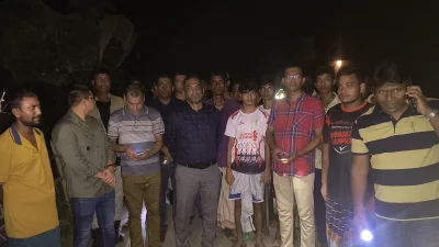 পুলিশ ও স্থানীয়রা একসঙ্গে পাহারা দেওয়ার দৃশ্য
