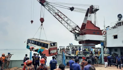 শুক্রবার দৌলতদিয়া ঘাটে ফেরিতে ওঠার সময় নিয়ন্ত্রণ হারিয়ে নদীতে পড়ে যায় এসবি সুপার ডিলাক্স পরিবহনের একটি বাস। ছবি: ইত্তেফাক