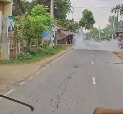 সংঘর্ষের সময় দেশি অস্ত্র হাতে কয়েকজন মহড়া দিতে দেখা যায়