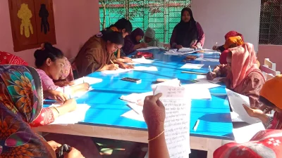 অসহায় নারীদের বিভিন্ন হাতের কাজ, সেলাই, কুটিরশিল্প ও দক্ষতা উন্নয়নের প্রশিক্ষণ দিয়ে তাদের আত্মনির্ভরশীল করে তুলছেন হোসনে আরা।