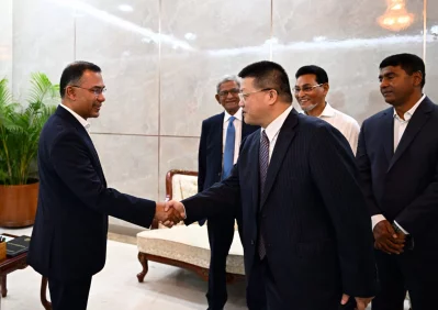 মালয়শিয়া ও চীন সফরের আগে বিমানবন্দরে প্রধানমন্ত্রী তারেক রহমানকে বিদায় জানান বাংলাদেশে নিযুক্ত চীনের রাষ্ট্রদূত ইয়াও ওয়েন