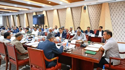 বৃহস্পতিবার বিকেলে বাংলাদেশ সচিবালয়ের মন্ত্রিপরিষদ বিভাগের জনপ্রশাসন সভাকক্ষে এ সভা শুরু হয়। ছবি: পিএমও