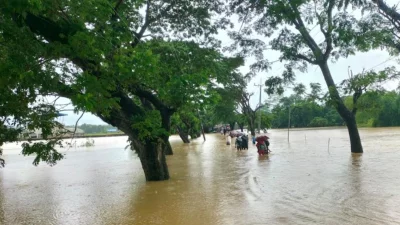  বাঘাইছড়ি-দীঘিনালা সড়কের উপর দিয়ে পাহাড়ী ঢল।