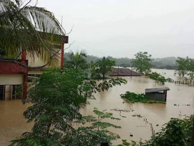 ভারতের মিজোরাম থেকে নেমে আসা পাহাড়ি ঢল ও কাপ্তাই হ্রদের পানি বৃদ্ধি পাওয়ায় রাঙ্গামাটির বিলাইছড়ি উপজেলায় বন্যায় ডুবে যাওয়া লোকালয়। ছবি: ইত্তেফাক