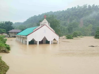 ভারতের মিজোরাম থেকে নেমে আসা পাহাড়ি ঢল ও কাপ্তাই হ্রদের পানি বৃদ্ধি পাওয়ায় রাঙ্গামাটির বিলাইছড়ি উপজেলায় বন্যায় ডুবে যাওয়া লোকালয়। ছবি: ইত্তেফাক