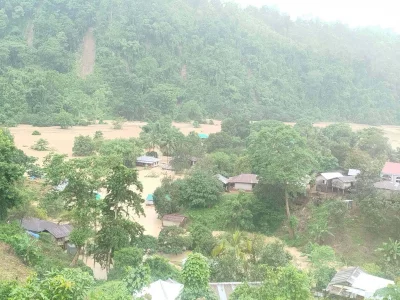 ভারতের মিজোরাম থেকে নেমে আসা পাহাড়ি ঢল ও কাপ্তাই হ্রদের পানি বৃদ্ধি পাওয়ায় রাঙ্গামাটির বিলাইছড়ি উপজেলায় বন্যায় ডুবে যাওয়া লোকালয়। ছবি: ইত্তেফাক