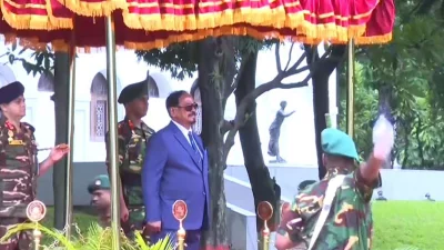 দায়িত্ব গ্রহণের পর প্রথমবারের মতো বঙ্গভবনে প্রবেশ করেছেন ভারপ্রাপ্ত রাষ্ট্রপতি হাফিজ উদ্দিন আহমদ