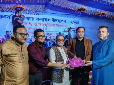 অধ্যক্ষ মাহবুবুর রহমান মোল্লা ও তার স্বজনরা