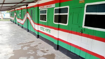 ট্রেনের বগির আদলের শ্রেণিকক্ষেই প্রতিদিন পাঠ নিচ্ছে কোমলমতি শিক্ষার্থীরা।