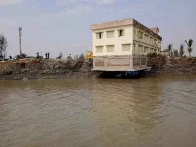 নদীতে বিলীন হচ্ছে হাতিয়ার চর ঈশ্বর ইউনিয়ন। ছবি: ইত্তেফাক