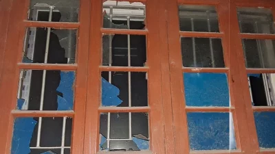 রাজশাহী বিশ্ববিদ্যালয়ে হামলা-ভাঙচুরে ক্ষতিগ্রস্থ জানালা। ছবি: সংগৃহীত