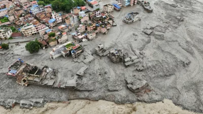 নেপালের নুওয়াকোট জেলার ত্রিশুলিতে আকস্মিক বন্যার পর কাদায় ঢেকে যাওয়া বাড়িঘরের ড্রোনচিত্র।