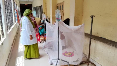 হাসপাতালের বারান্দায় চিকিৎসা নিচ্ছেন ডেঙ্গু রোগী। ছবি: ইত্তেফাক