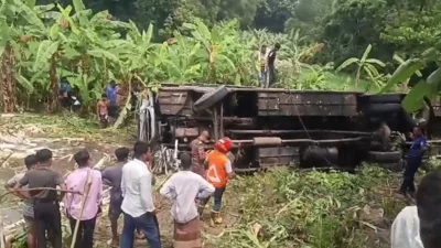 টুঙ্গিপাড়া এক্সপ্রেসের একটি যাত্রীবাহী বাস গোপালগঞ্জের মুকসুদপুর এলাকায় নিয়ন্ত্রণ হারিয়ে খাদে পড়ে। ছবি: সংগৃহীত